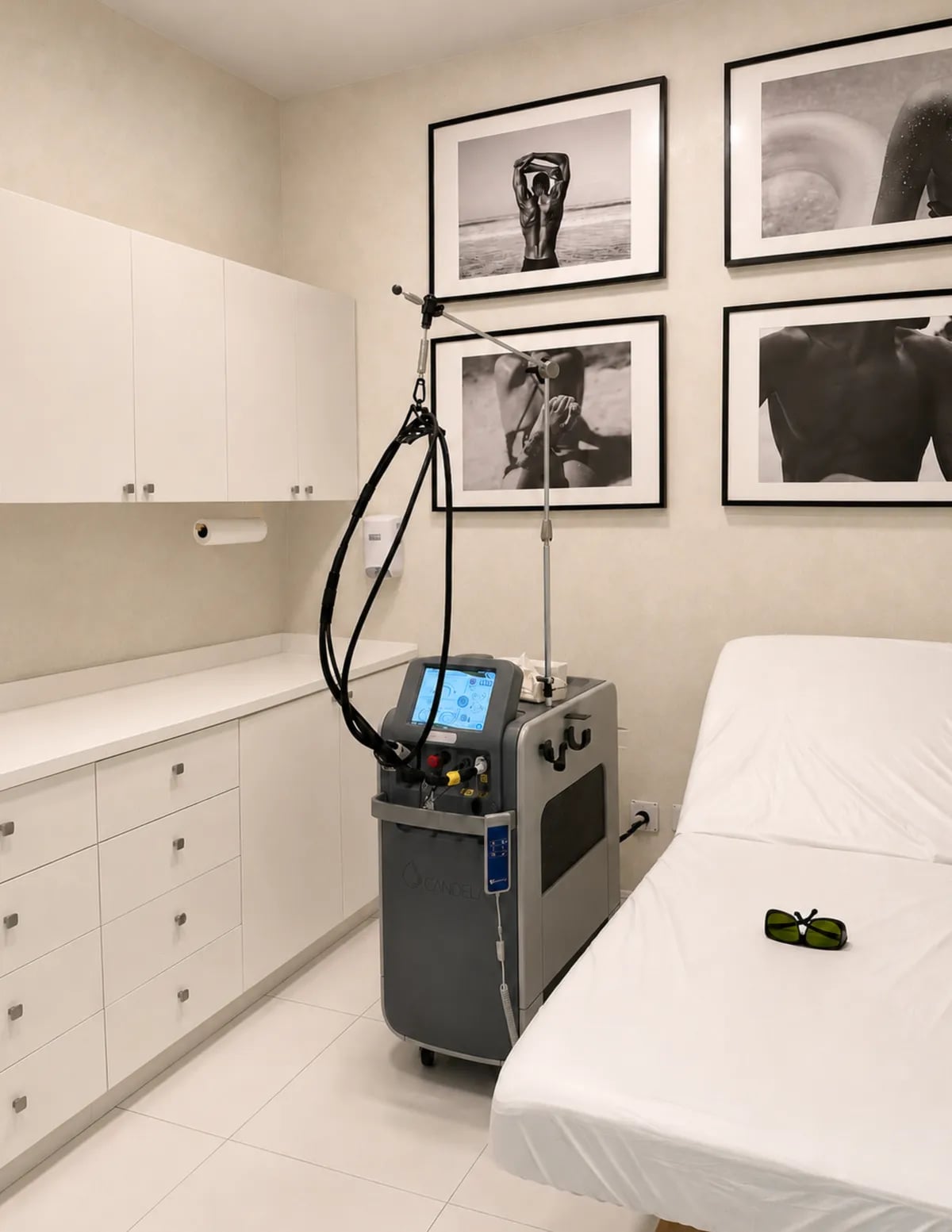 A Semper treatment room with the Candela GentleMax Pro and protective goggles laid out