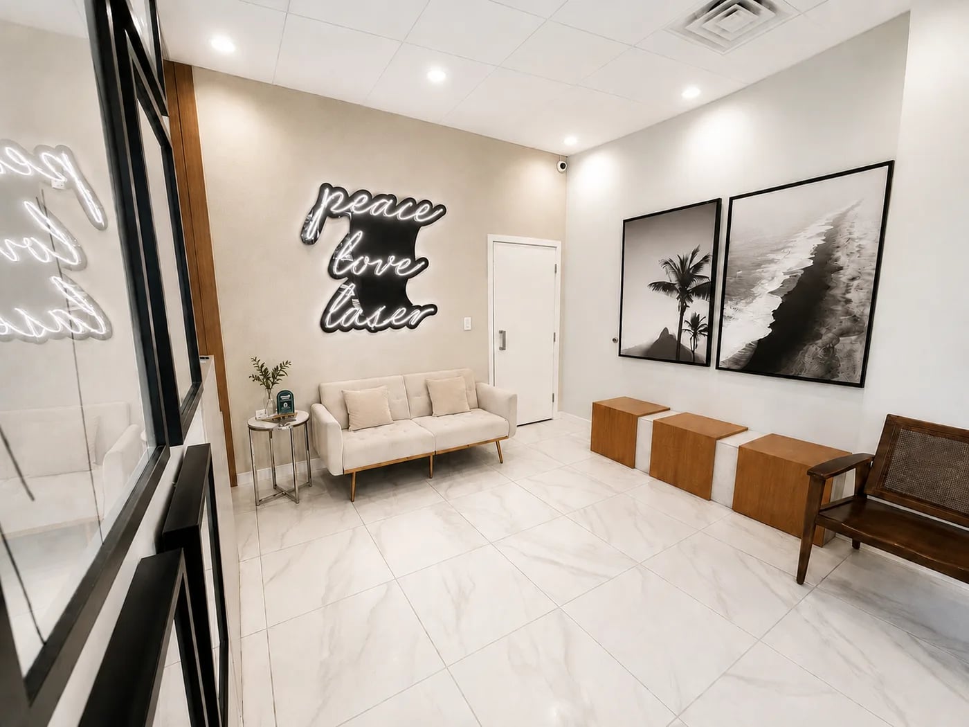 The lobby at Semper Laser Doral